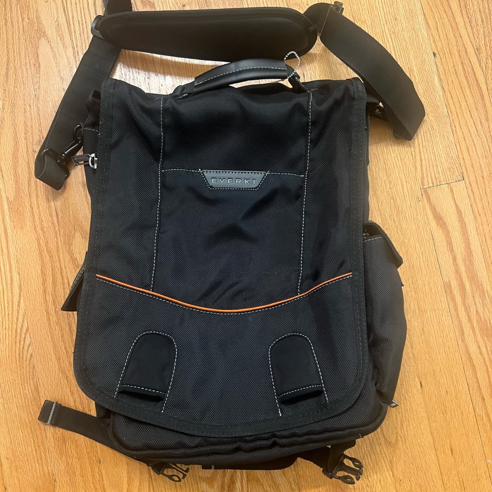 Everki Urbanite Vertical Messenger Bag For Laptops, Black